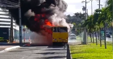 Ônibus pega fogo na Avenida Tancredo Neves e complica trânsito em Salvador