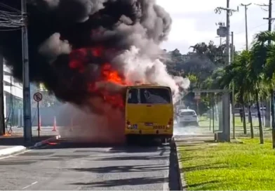 Ônibus pega fogo na Avenida Tancredo Neves e complica trânsito em Salvador