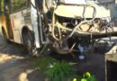 Micro-ônibus destrói poste na Gal Costa e complica o trânsito no sentido Estação Pirajá