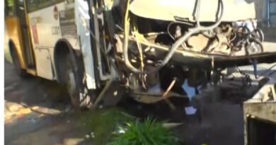 Micro-ônibus destrói poste na Gal Costa e complica o trânsito no sentido Estação Pirajá