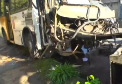 Micro-ônibus destrói poste na Gal Costa e complica o trânsito no sentido Estação Pirajá