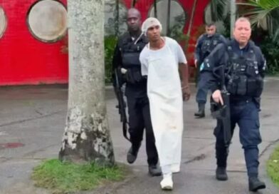 Fugitivo com fuzil se veste de merendeiro dentro de escola para tentar enganar a PM no Rio