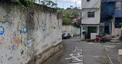 Homem é executado a tiros enquanto sentado na área externa de imóvel no Engenho Velho da Federação