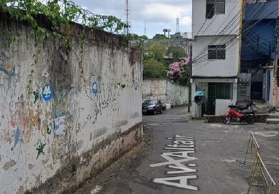 Homem é executado a tiros enquanto sentado na área externa de imóvel no Engenho Velho da Federação
