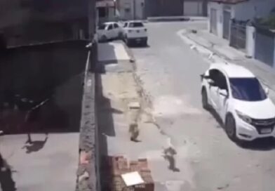 Câmera flagra homens armados metralhando fachada de residência em Feira de Santana; homem fica ferido
