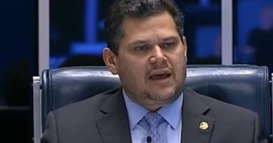 Senador Carlos Viana protocola processo de impeachment contra Alexandre de Moraes
