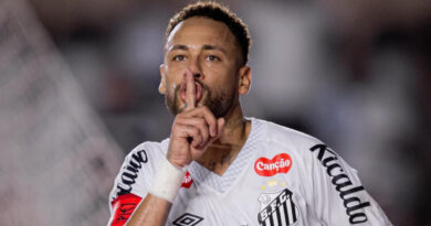 Neymar cobra jornalista e chama profissional de ‘corneteiro’ em jogo do Santos