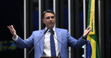 PT protocola pedido de cassação do mandato de Flávio Bolsonaro por quebra de decoro