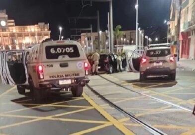 Dupla suspeita de arrastão colide contra estrutura do VLT na Calçada após fuga da polícia