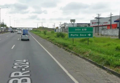 Motociclista morre e passageiro fica ferido em colisão com micro-ônibus no Porto Seco Pirajá