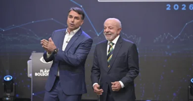Disputa acirrada: Flávio lidera com 51,1% dos votos válidos, mas Lula encurta distância em nova pesquisa AtlasIntel