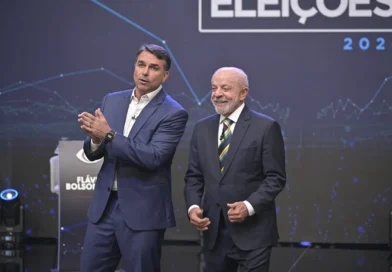 Disputa acirrada: Flávio lidera com 51,1% dos votos válidos, mas Lula encurta distância em nova pesquisa AtlasIntel
