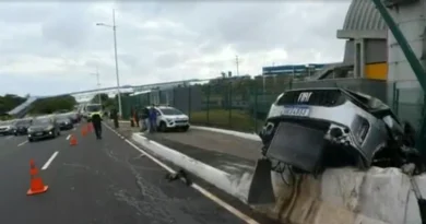Carro perde o controle, invade área do metrô e complica trânsito na Avenida Paralela
