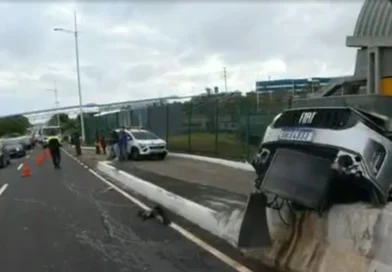 Carro perde o controle, invade área do metrô e complica trânsito na Avenida Paralela