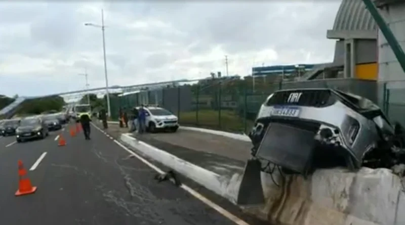 Carro perde o controle, invade área do metrô e complica trânsito na Avenida Paralela